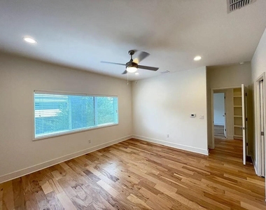 2101 Montopolis Dr - Photo Thumbnail 3