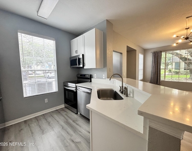 13703 Richmond Park Drive N - Photo Thumbnail 6