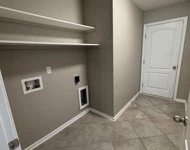 5409 Parkside Lakes Drive - Photo Thumbnail 4