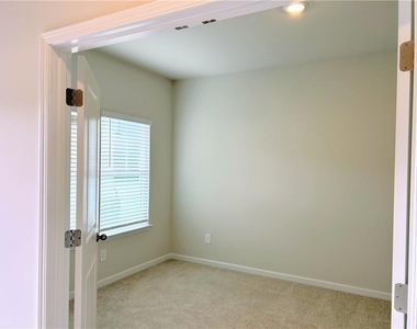 7811 Richmond Trail - Photo Thumbnail 8