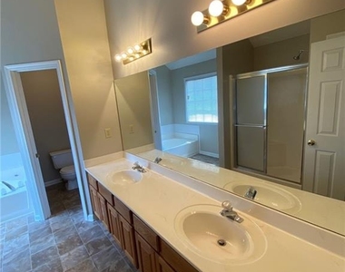 1405 Glenfield Drive - Photo Thumbnail 7