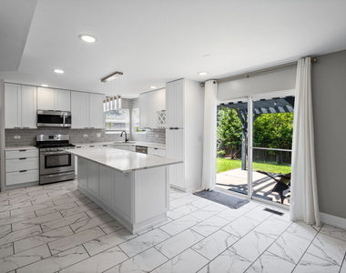 5117 Woodmere Court - Photo Thumbnail 6