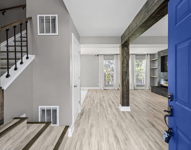 5117 Woodmere Court - Photo Thumbnail 2