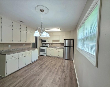 3460 Meadowview Drive - Photo Thumbnail 6