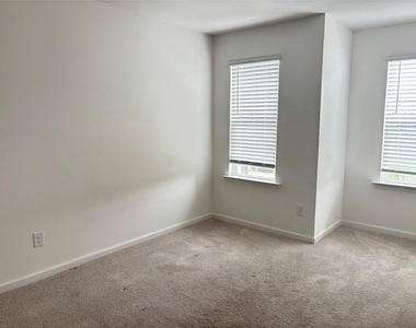 104 Mission Boulevard - Photo Thumbnail 16