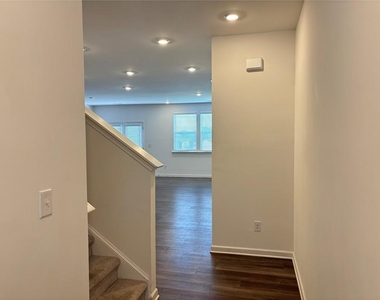 104 Mission Boulevard - Photo Thumbnail 1