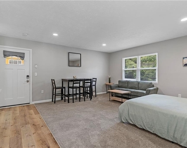 1701 Hawthorne Avenue - Photo Thumbnail 2