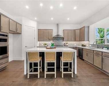 2815 Medford Drive - Photo Thumbnail 7