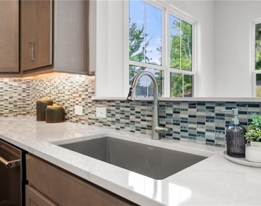 2815 Medford Drive - Photo Thumbnail 12