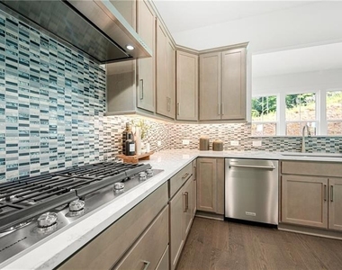 2815 Medford Drive - Photo Thumbnail 13