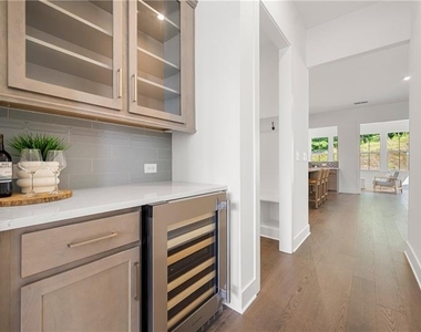 2815 Medford Drive - Photo Thumbnail 10