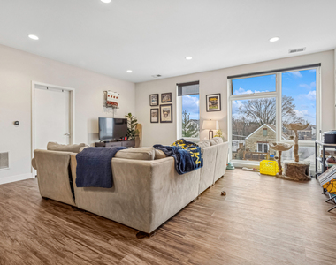 1045 W Cornelia Avenue - Photo Thumbnail 2