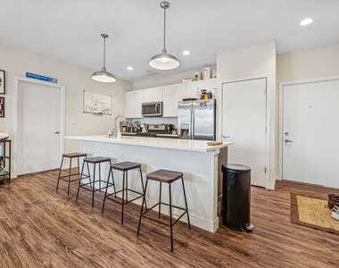 1045 W Cornelia Avenue - Photo Thumbnail 4