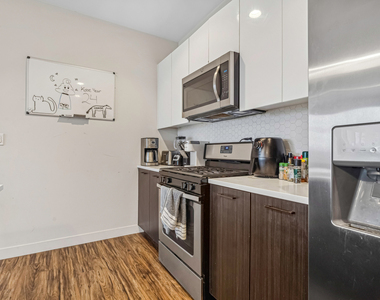 1045 W Cornelia Avenue - Photo Thumbnail 6