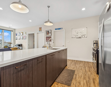 1045 W Cornelia Avenue - Photo Thumbnail 5