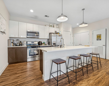 1045 W Cornelia Avenue - Photo Thumbnail 3