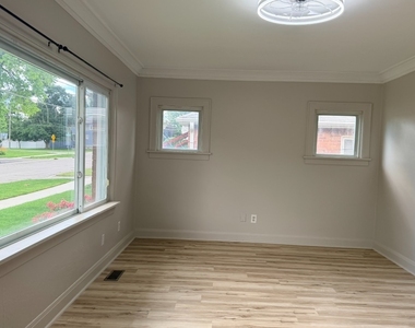618 E 12th Street - Photo Thumbnail 3