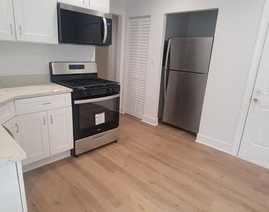 3207 N Wilton Avenue - Photo Thumbnail 4