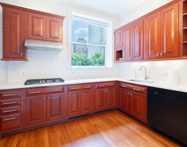 1210 N Astor Street - Photo Thumbnail 8