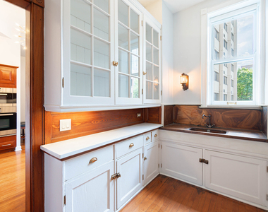 1210 N Astor Street - Photo Thumbnail 9