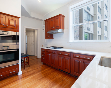 1210 N Astor Street - Photo Thumbnail 7