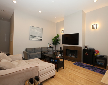 1026 W Roscoe Street - Photo Thumbnail 2