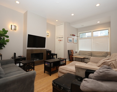 1026 W Roscoe Street - Photo Thumbnail 4