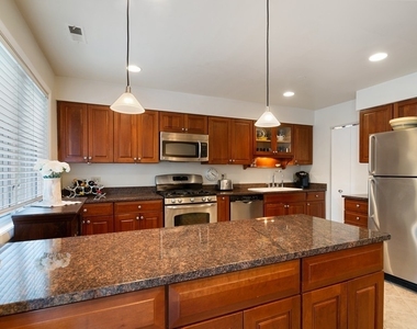 753 W Dickens Avenue - Photo Thumbnail 6