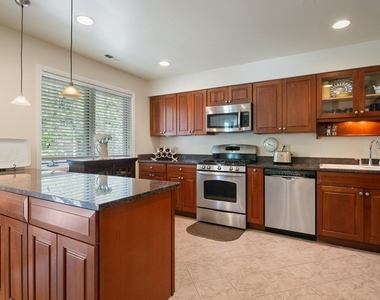 753 W Dickens Avenue - Photo Thumbnail 5