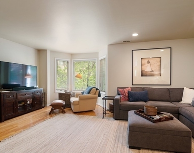 753 W Dickens Avenue - Photo Thumbnail 1