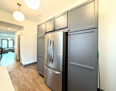 1040 W Roscoe Street - Photo Thumbnail 9
