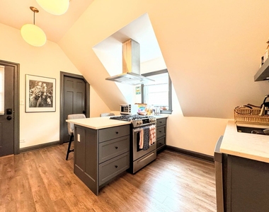 1040 W Roscoe Street - Photo Thumbnail 5