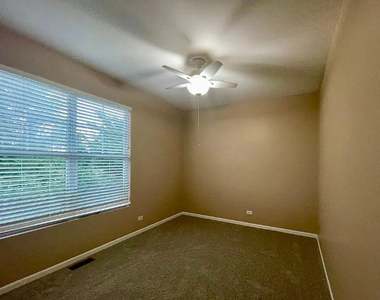 526 Grosvenor Lane - Photo Thumbnail 13