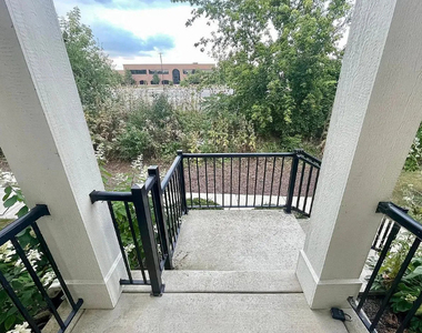 526 Grosvenor Lane - Photo Thumbnail 2