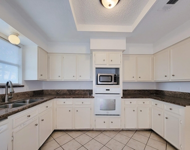 2710 Quail Creek Drive - Photo Thumbnail 17