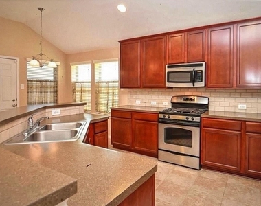 1707 Stieler Drive - Photo Thumbnail 5
