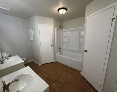 3121 Oak Rock Circle - Photo Thumbnail 5
