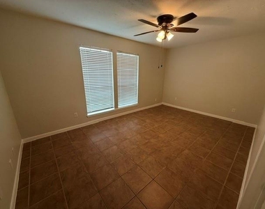 3121 Oak Rock Circle - Photo Thumbnail 4