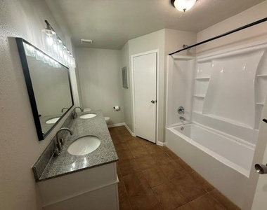 3121 Oak Rock Circle - Photo Thumbnail 7