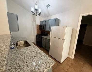 3121 Oak Rock Circle - Photo Thumbnail 3