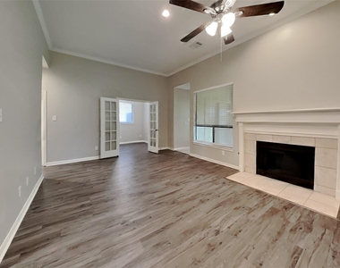 2015 Creston Drive - Photo Thumbnail 2