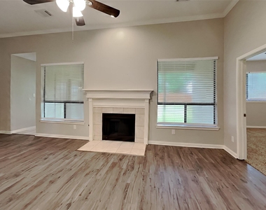 2015 Creston Drive - Photo Thumbnail 1