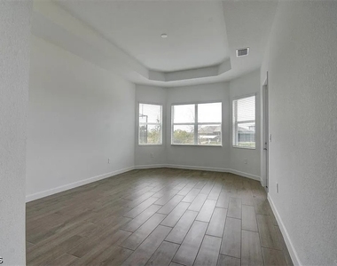 7796 Lakes Edge Lane - Photo Thumbnail 7