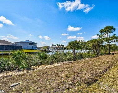 7796 Lakes Edge Lane - Photo Thumbnail 4