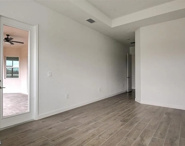 7796 Lakes Edge Lane - Photo Thumbnail 8