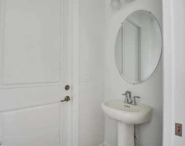 7796 Lakes Edge Lane - Photo Thumbnail 11
