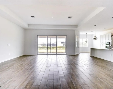 7796 Lakes Edge Lane - Photo Thumbnail 12