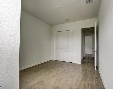 7796 Lakes Edge Lane - Photo Thumbnail 5