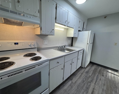 93 West - Photo Thumbnail 10