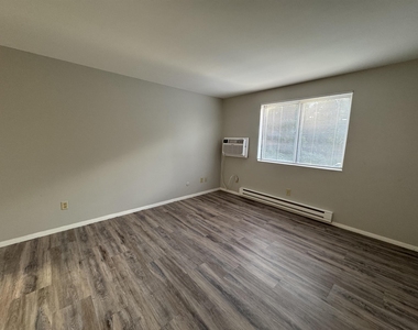 93 West - Photo Thumbnail 18